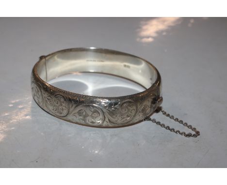 A 1965 E. Lilly & Co. of Birmingham Sterling silver hinged bangle, approx. 24gms 