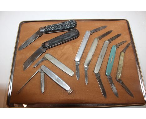 A tray of various vintage pen knives including one with pipe cleaner 
