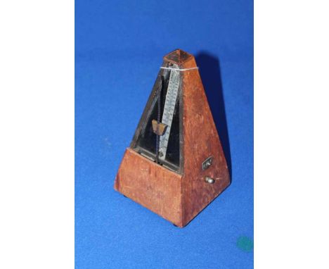 LOT OF VINTAGE CLOCKS
including several mid-century mantel clocks, a Smiths bakolite bedside clock, another Smiths bedside cl