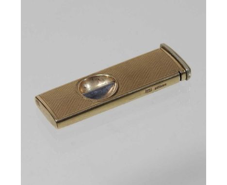 A 9 carat gold cigar cutter, with engine turned decoration and a steel blade, 12.2g5cm