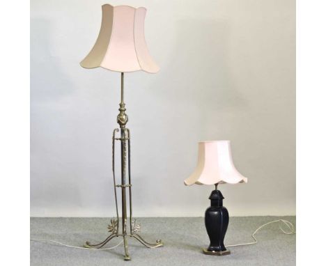 An Edwardian brass telescopic standard lamp and shade, together with a table lamp and shade, 73cm high (2)Standard lamp and s