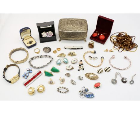 A collection of vintage costume jewellery to include paste set jewellery, glass and faux pearl bead necklaces, brooches, brac