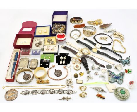A collection of mixed costume jewellery and fashion jewellery including necklaces, brooches, pin badges, chains and others, w