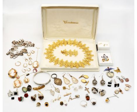A collection of jewellery to include a 9ct gold cameo brooch, a/f chipped,  together with various 9ct gold and yellow metal e