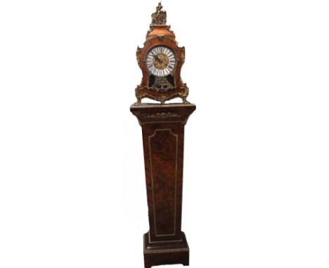 A 20th century Franz Hermle & Sons walnut-effect composite and gilt metal striking mantle clock, the gilt metal dial with bla