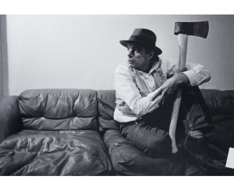 Robert Lebeck.  (1929 - 2014 Berlin). Joseph Beuys. 1970. Späterer Abzug von 2013. S/W Pigment print auf Hahnemühle Fotopapie