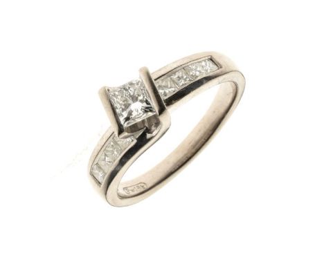 18ct white gold diamond ring, set with a central Princess cut and four Princess cuts channel set to each shoulder, size K, 4.