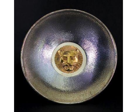 A deep circular silver bark finish dish, Stuart Devlin, London 1977, the gilded centre with a leopard mask, 4ozs, 12.5cm diam