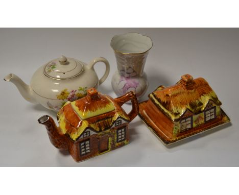 **This lot is part of Coach Tour 'Antique Hunt'  - there is no buyers premium**A Price Brothers Cottage Ware butter dish and 