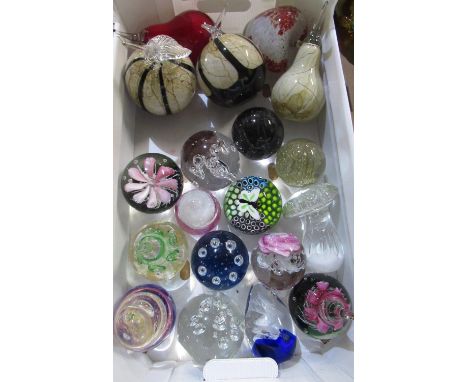 Caithness style paperweights (14), Italian Style glass ornaments in the form of fruits (5) 