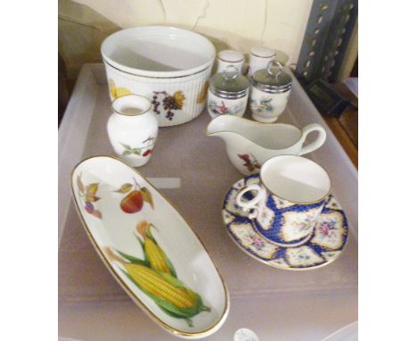 ROYAL WORCESTER. Tray of Royal Worcester including Scale Blue and Evesham