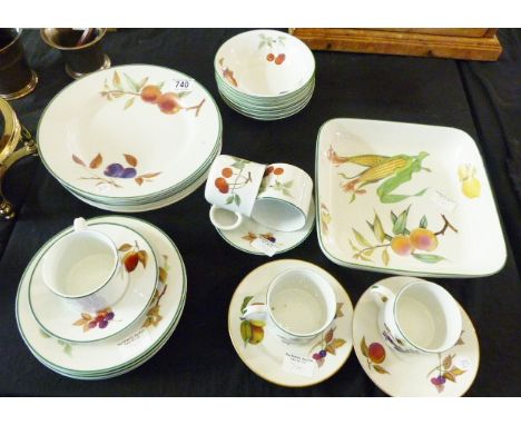 Quantity of Royal Worcester Evesham Vale dinner and tea ware