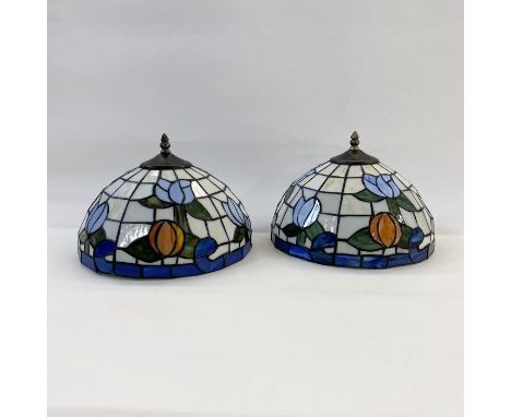 Pair of Tiffany-style lampshades&nbsp;(can be used as ceiling lights or table lamps) (2)&nbsp;Condition ReportLight surface m
