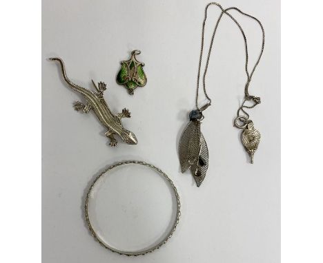 Assortment of silver and white metal jewellery, to include an early 20th century Art Nouveau enamel pendant, hallmarked Birmi