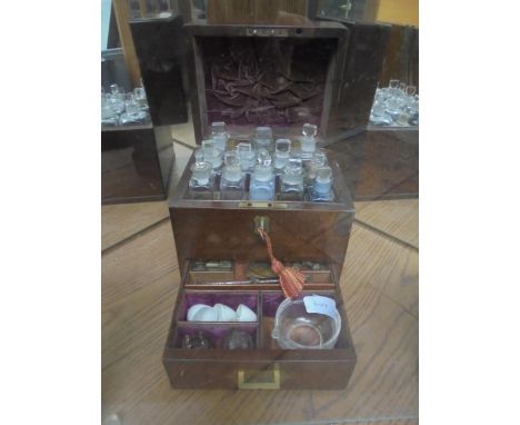 Original neat apothecary box with bottles, measuring jugs, porcelain cups and weighing scales, complete 