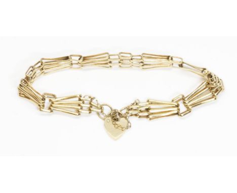 A hallmarked 9ct gold fan pattern gate bracelet, padlock clasp, length 16cm, weight 10.2g.  Condition - good, minor wear only
