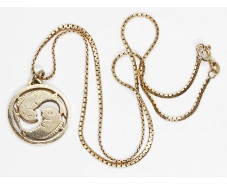 A hallmarked 9ct gold pisces disc pendant, diameter 20mm, suspended on 39cm smooth serpentine chain, marked with 9ct gold imp
