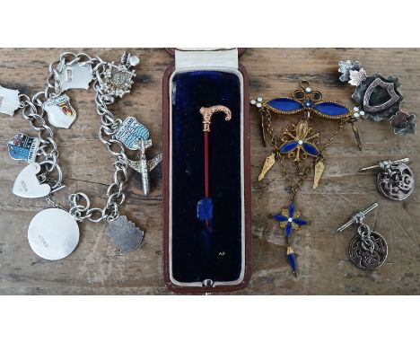 A mixed lot of jewellery comprising an antique stick pin modelled as a walking stick with yellow metal handle, a silver charm