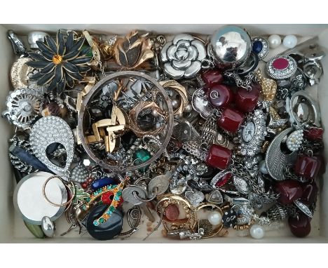 A tray of assorted jewellery including cherry bakelite beads, a hallmarked silver bangle, costume, yellow metal etc.Weight of