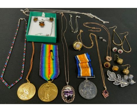 Jewellery &amp; Medals - World War I pair to CPL A Ashworth, R.A.M.C, 105606, 9ct gold fine link necklace, 3.3g,  silver moun