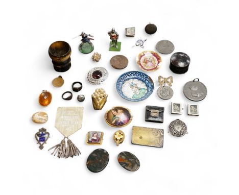 Objects of vertu and medals, including two Paris porcelain painted brooches, a leather cased almanac for 1827 and a painted ‘