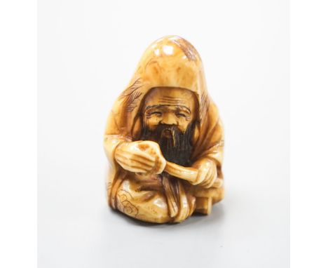 A Japanese ivory netsuke of Fukurokuju seated, holding a sceptre, early 20th century, 3.8cm