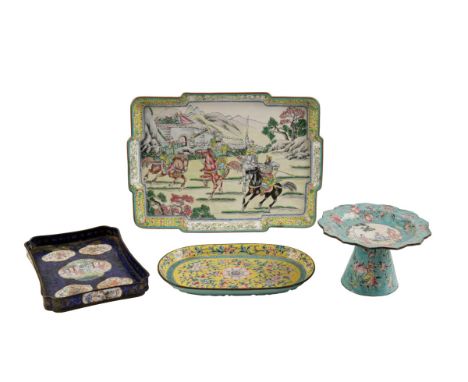 ENAMEL TRAY, QING DYNASTY, 19TH CENTURY, the shaped rectangular tray decorated with warriors beside the great wall, 32cm wide