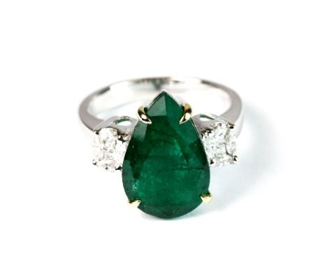 18ct white gold ring set with a 5.27ct pear shaped emerald with diamond set shoulders (O). Est. £1500 - 1800