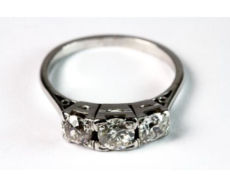 18ct white gold 3 stone diamond ring (L)