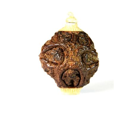 A Chinese carved nut and bone snuff bottle (6cm)