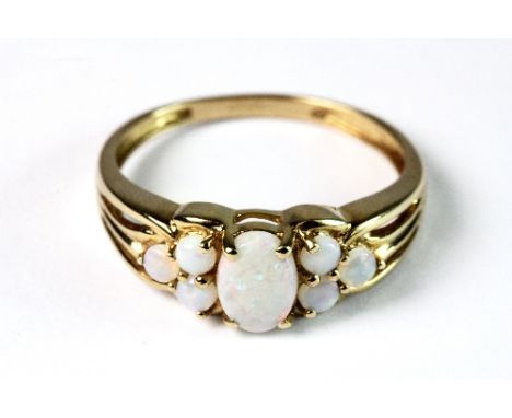 9ct gold and opal ring (Q)