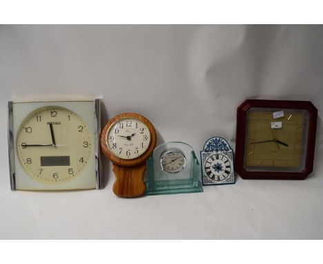 MIXED LOT : VARIOUS MODERN WALL CLOCKS AND A GLASS MANTEL CLOCK