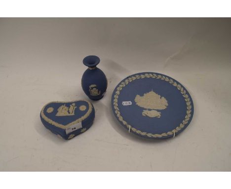 WEDGWOOD BLUE JASPERWARES COMPRISING TRINKET BOX, VASE AND A 1985 COMMEMORATIVE PLATE (3)