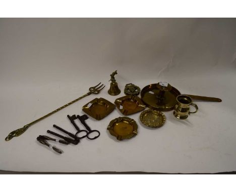 MIXED LOT : BRASS WARES TO INCLUDE TOASTING FORK, CHAMBER STICK, ASHTRAYS, HORSE BRASSES ETC