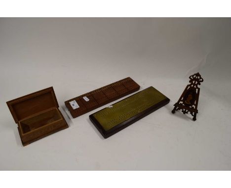 MIXED LOT : SMALL SORRENTO TYPE EASEL, BRASS MOUNTED CRIBBAGE BOARD PLUS FURTHER WOODEN CRIBBAGE BOARD AND A SMALL LIDDED BOX