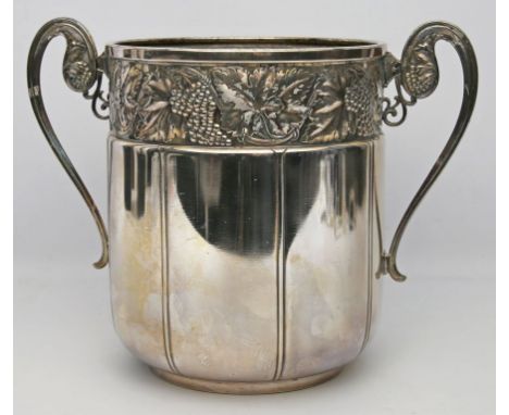 Jugendstil-Flaschenkühler, WMF. Metall, versilbert. Zylindrische Becherform mit eingezogenem Stand, teils kanneliert und umla