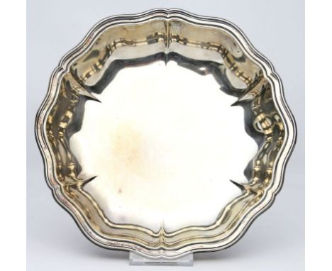 Runde Schale, WMF. 835/000 Silber, 309 g, Innenvergoldung (berieben). Blütenförmig geschweifte Wandung mit ausgestelltem, pro
