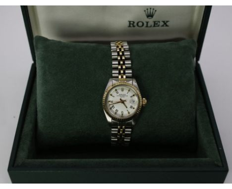 Damenarmbanduhr "ROLEX", Modell "Oyster Perpetual Date". Tonnenförmiges Gehäuse und Jubilee-Armband mit originaler Faltschlie