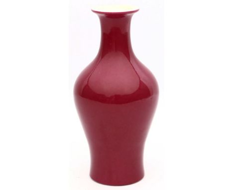 Kangxi-Vase. Porzellan. Flaschenform. Außenwandung mit leberroter, innen weißer Glasur. China, Kangxi-Periode, um 1720. Aus d