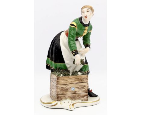 Skulptur "Marktfrau", Nymphenburg. Gemüse in Kiste anbietend. Bunt bemalt. Prägemarke Nymphenburg, um 1900-1920. 1. Wahl. H. 