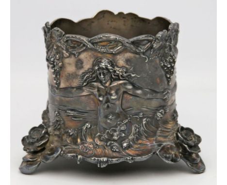 Jugendstil-Flaschenhalter, WMF. Britannia, versilbert. Auf drei Füßen mit plastischen Seerosenblütten wellenartig reliefierte