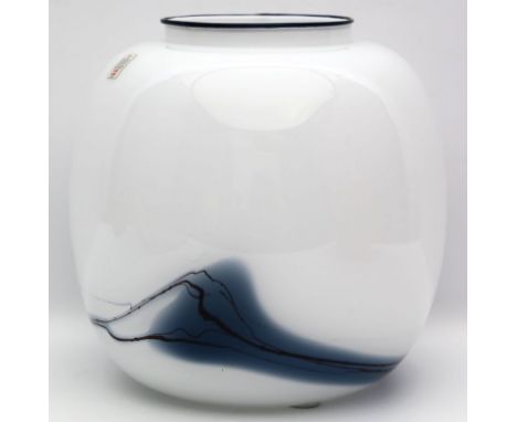Bang, Arne (1901 Frederiksberg - Fensmark 1983) Vase "Atlantis". Farbloses Glas mit weißem Überfang und schwarz-blauen Einsch