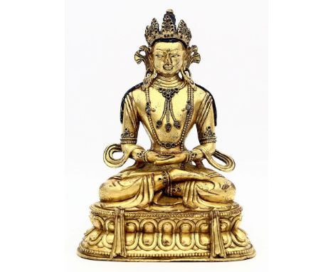 Sitzender Amitayus. Kupfrige Bronze mit teils beriebener Vergoldung, Steinbesatz (teils fehlend) und ikonographischer Bemalun