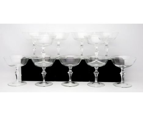 Elf Champagnerschalen "Mozart", Moser. Farblos, Facettschliff. Nach einem Entwurf von Otto Tauschek aus 1936. Ätzmarke Moser.