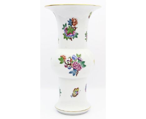 Große Vase, Herend. Bunte Blumenbemalung "Victoria avec bord d'or". Goldränder. Stempelmarke Herend, 20. Jh. 1. Wahl. H. 30 c