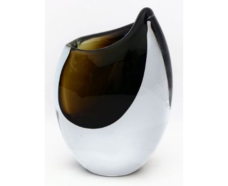 Nylund, Gunnar (1904-1997) "Shark tooth"-Vase. Farbloses Glas mit dunkelbrauner Einschmelzung. Hersteller Strömbergshytten. H