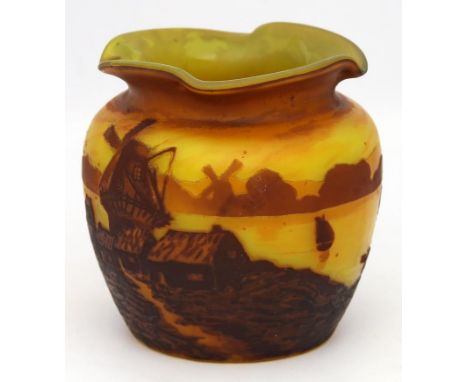 Art Deco-Vase, Muller Freres. Farbloses, matt geätztes Glas mit gelbem Überfang innen, Außenwandung überfangen in Orange und 