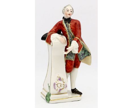 Skulptur "Rokokokavalier", Nymphenburg. An Säule gelehnt stehend. Bunt bemalt. Prägemarke Nymphenburg, um 1900-1920. 1. Wahl.