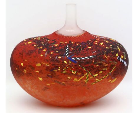 Vallien, Berthil (1938 Stockholm - Eriksmala 2018) Vase. Farbloses Glas mit farbigem Überfang und geometrischem Dekor. Boden 