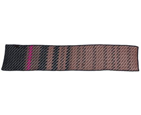 Schal, Missoni. Wellenartig gearbeitete Baumoll-Viskose-Mischung in Braun, Schwarz und Fuchsia. Schwarze Rippbündchen an Saum